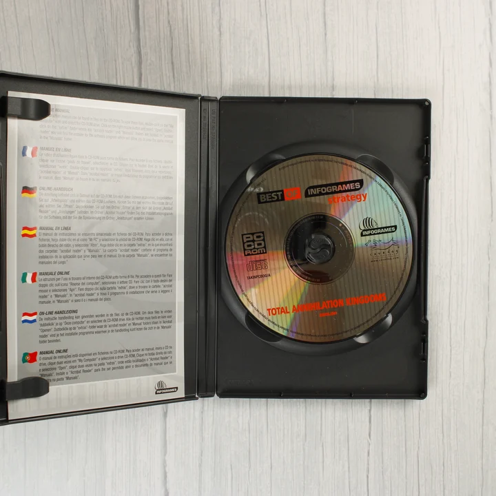 Nyitott DVD-tok az alapjáték lemezével