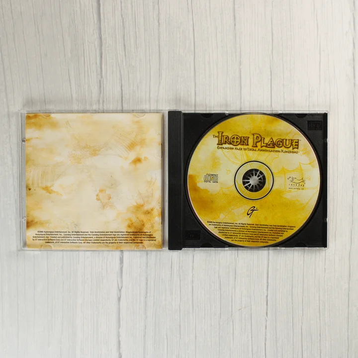 Nyitott CD-tok a kiegészítő lemezzel