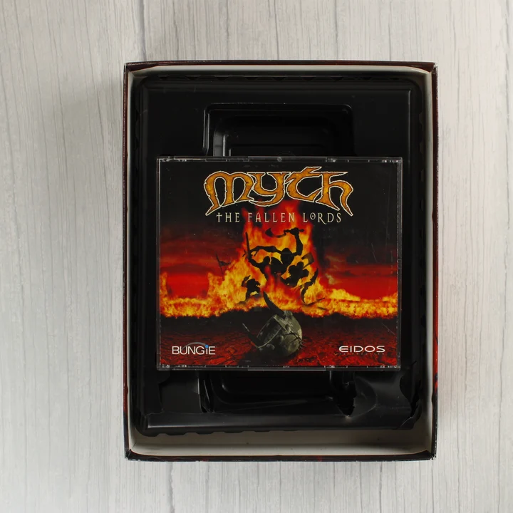 Myth The Fallen Lords nyitott doboz belső tálcával és CD-tokkal
