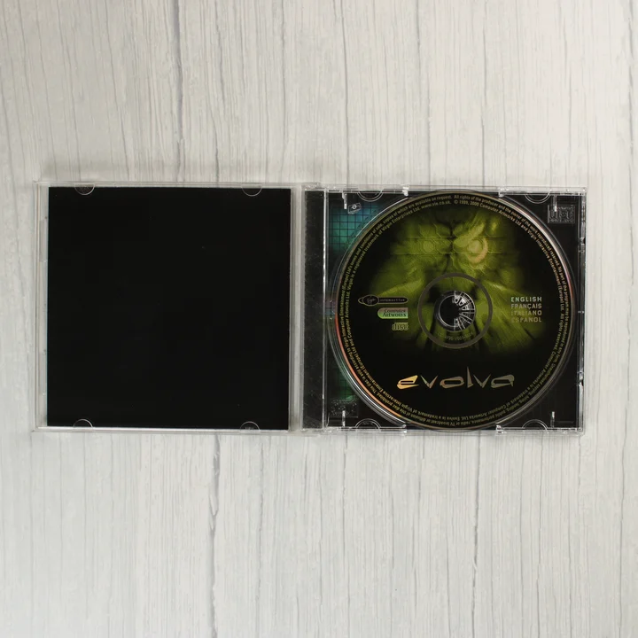 Nyitott CD-tok az Evolva játéklemezzel