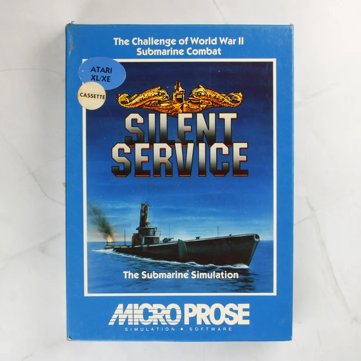 Silent Service Atari XL/XE doboz elölnézet A Silent Service videójáték kék dobozának előlapja egy tengeralattjáróval