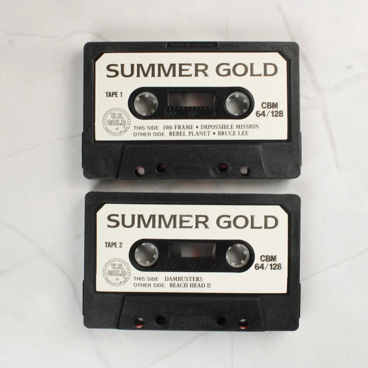 Két fekete magnókazetta a Summer Gold válogatáshoz