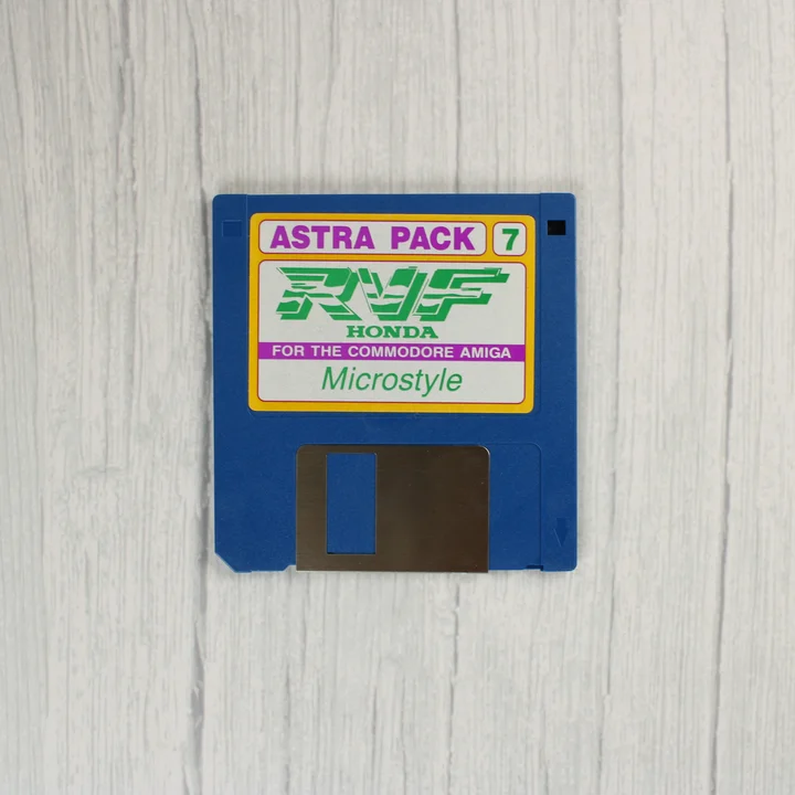 Kék 3,5 colos floppy lemez RVF Honda felirattal