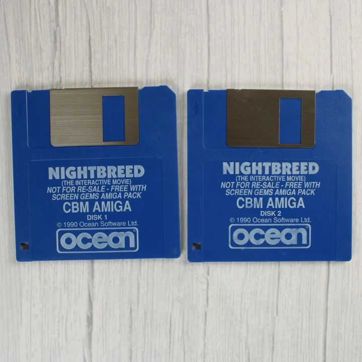 Két kék Amiga floppy lemez a Nightbreed játékkal