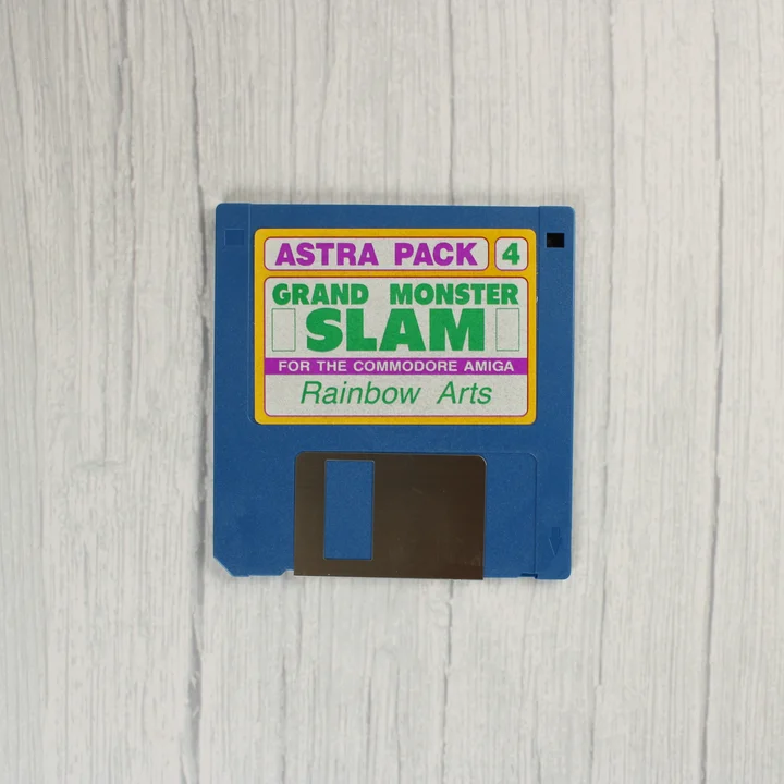 Kék 3,5 colos floppy lemez Grand Monster Slam felirattal