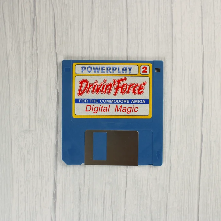 Kék 3,5 colos floppy lemez Drivin' Force felirattal