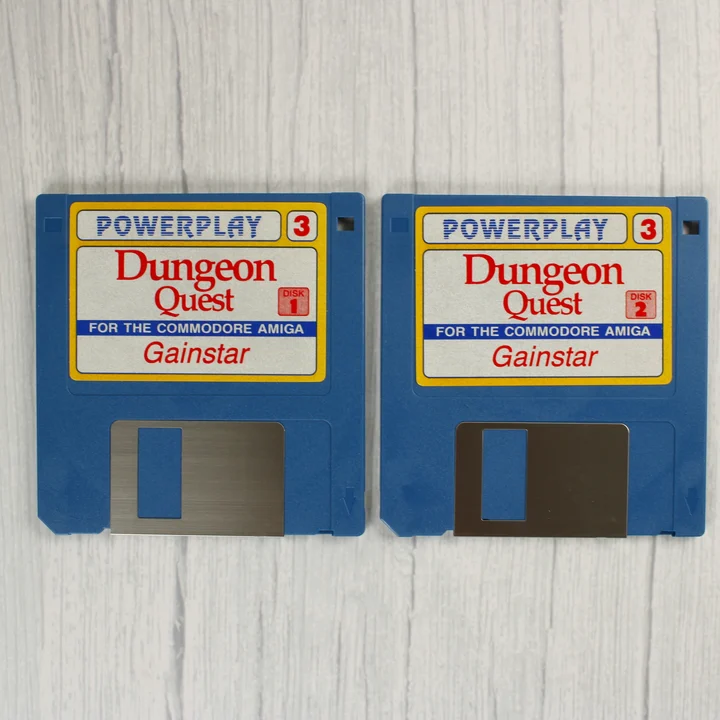 Két kék színű 3,5 colos floppy lemez Dungeon Quest felirattal