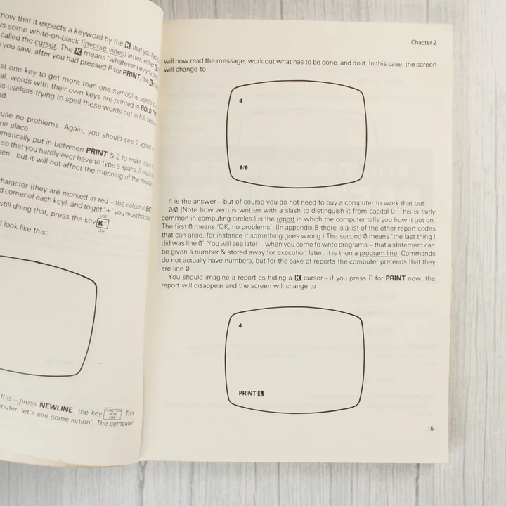 A Sinclair ZX81 BASIC Programming könyv nyitott oldalai illusztrációkkal.