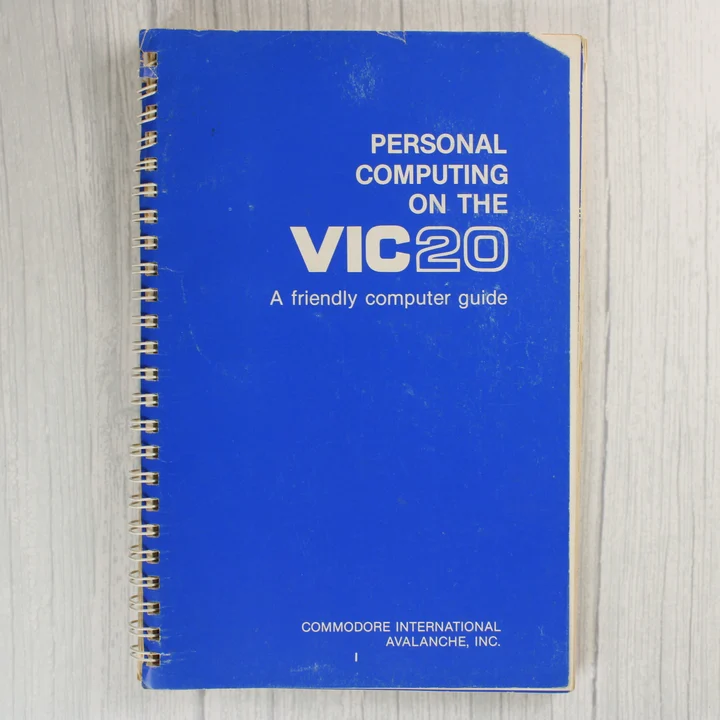 VIC20 kézikönyv borító A Personal Computing on the VIC20 kézikönyv kék borítója