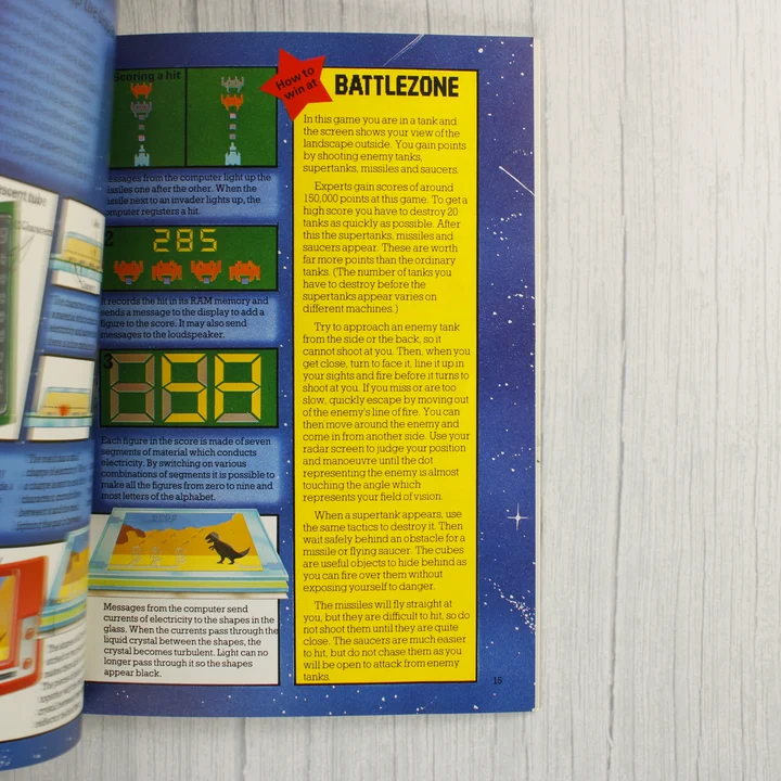 A könyv belső oldala a Battlezone játékról szóló leírással és színes grafikákkal.