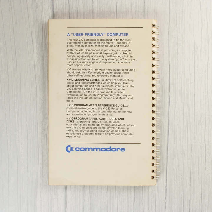 A Commodore VIC-20 kézikönyv hátoldala a Commodore logóval és leírással.