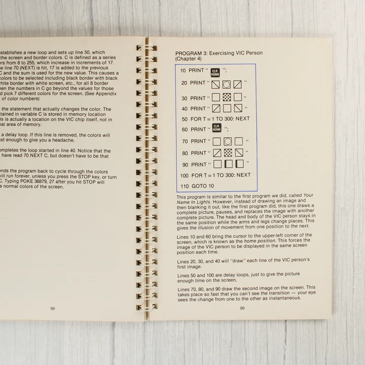 A kézikönyv nyitott oldalai egy BASIC programkóddal és magyarázattal.