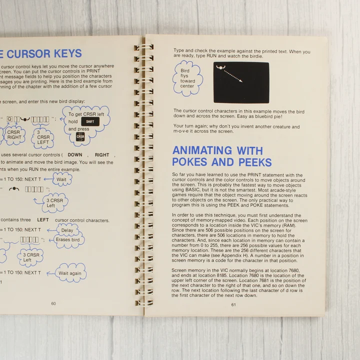 A kézikönyv nyitott oldalai a kurzorbillentyűk használatáról és animációról.