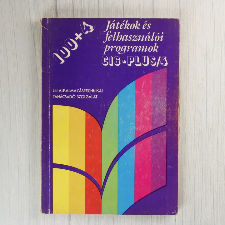 A 100+4 Játékok és felhasználói programok C16-Plus/4 könyv lila borítója