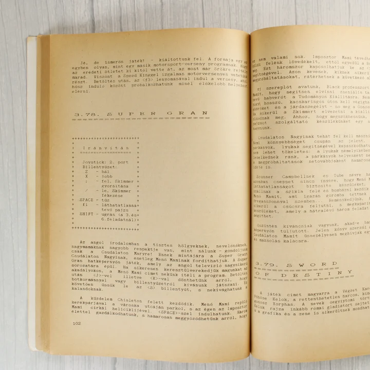 A könyv belső oldala játékleírásokkal