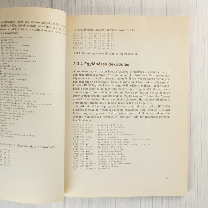 Egy belső oldal gépi kódú programlistával és magyarázó szöveggel.