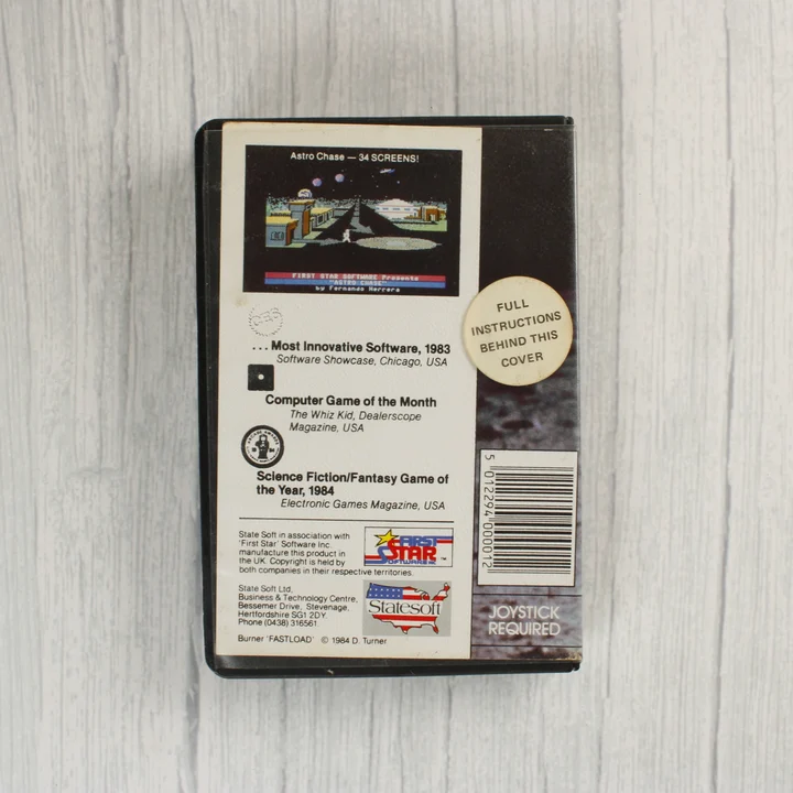 Astro Chase C64 hátlap Astro Chase Commodore 64 videójáték tokjának hátoldala leírással és vonalkóddal