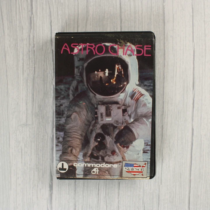 Astro Chase C64 borító Astro Chase Commodore 64 videójáték elülső borítója űrhajóssal
