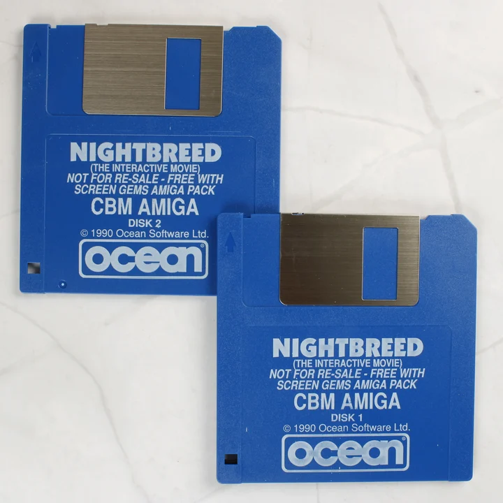 Két kék színű 3,5 colos floppy lemez a Nightbreed játékkal