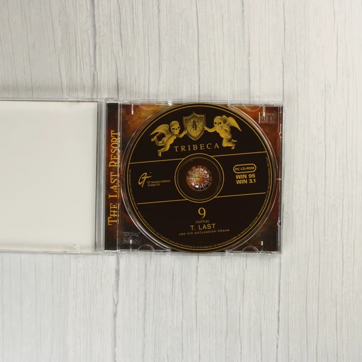 A nyitott CD-tok a játéklemezzel