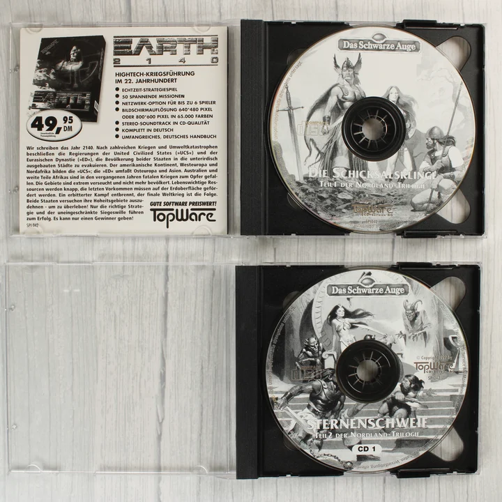 Nyitott CD-tokok a Die Nordland Trilogie lemezeivel