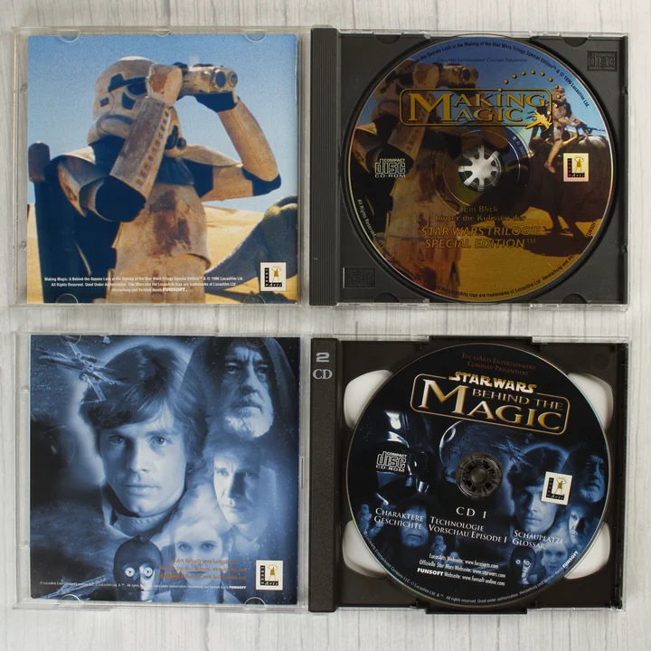 Nyitott CD-tokok a Star Wars lemezekkel és borítókkal