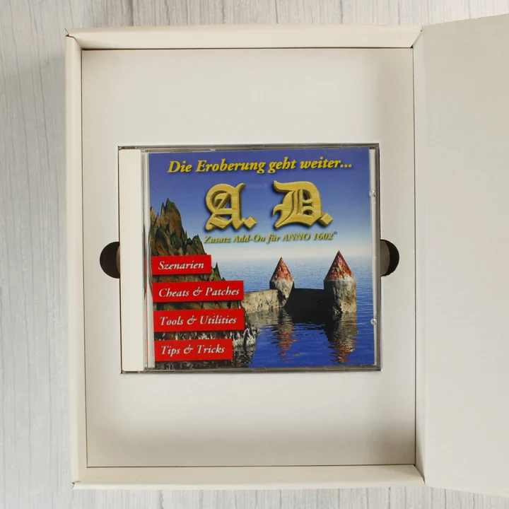 Nyitott kartondoboz a benne lévő CD-tokkal