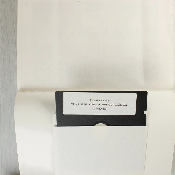 A könyv belső borítója a 3,5 colos floppy lemez melléklettel.