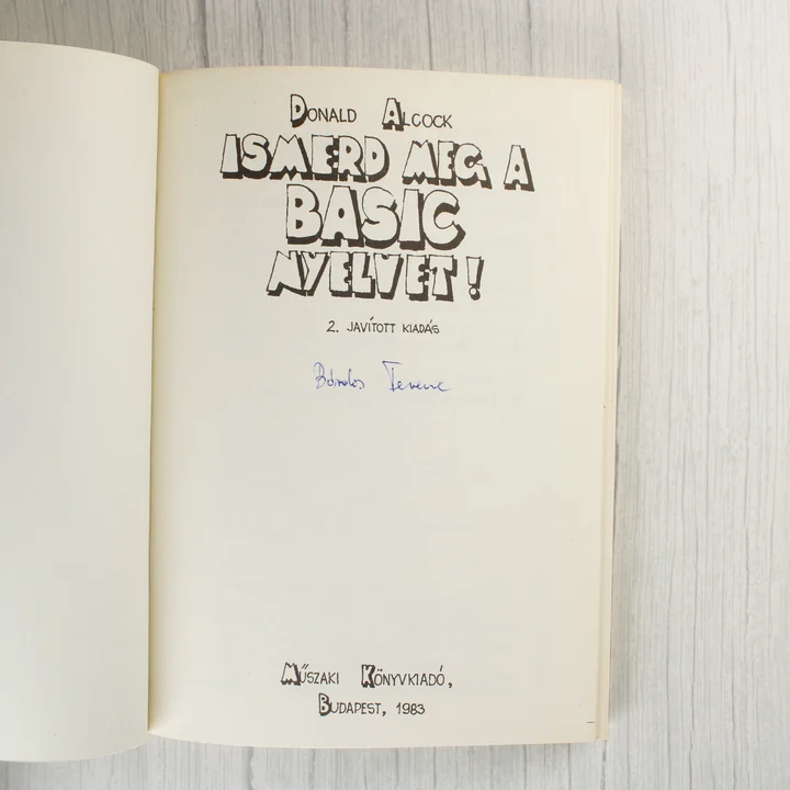 Belső címlap és kiadási adatok A könyv belső címlapja a kiadási adatokkal és egy kézzel írt névvel