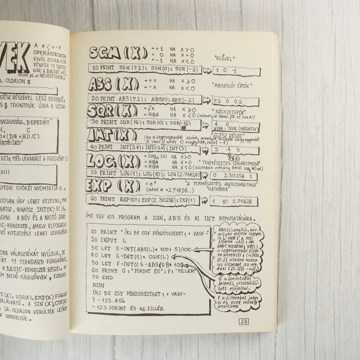 Belső oldal illusztrációkkal A könyv egyik belső oldala illusztrált programozási példákkal