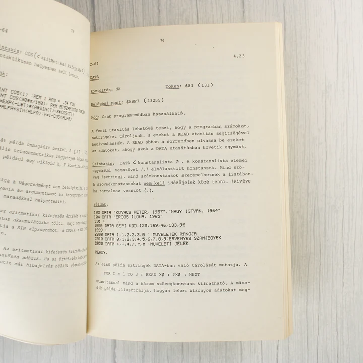 A Commodore 64 kézikönyv egyik belső oldala BASIC programozási példákkal