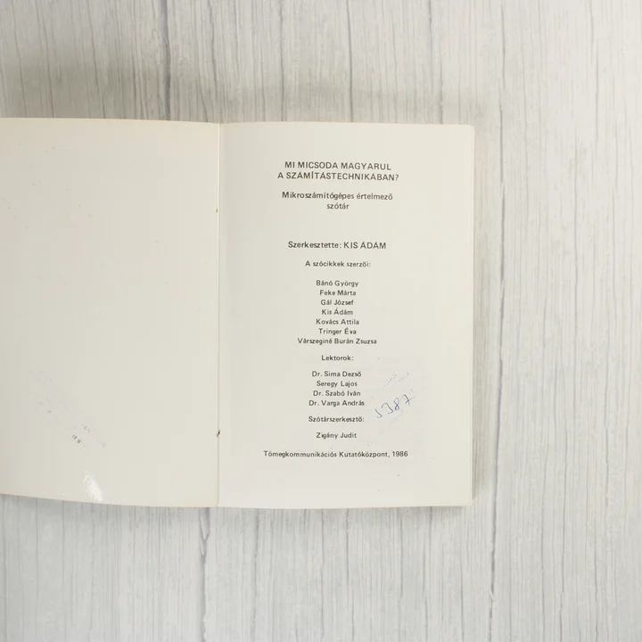 Mi micsoda magyarul a számítástechnikában belső címlap A Mi micsoda magyarul a számítástechnikában könyv belső címlapja a szerzőkkel.