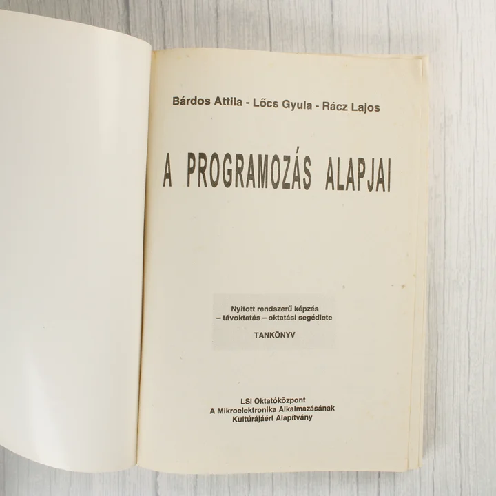 A programozás alapjai könyv belső címlapja a szerzők nevével