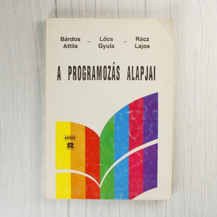 A programozás alapjai című könyv elülső borítója színes grafikával