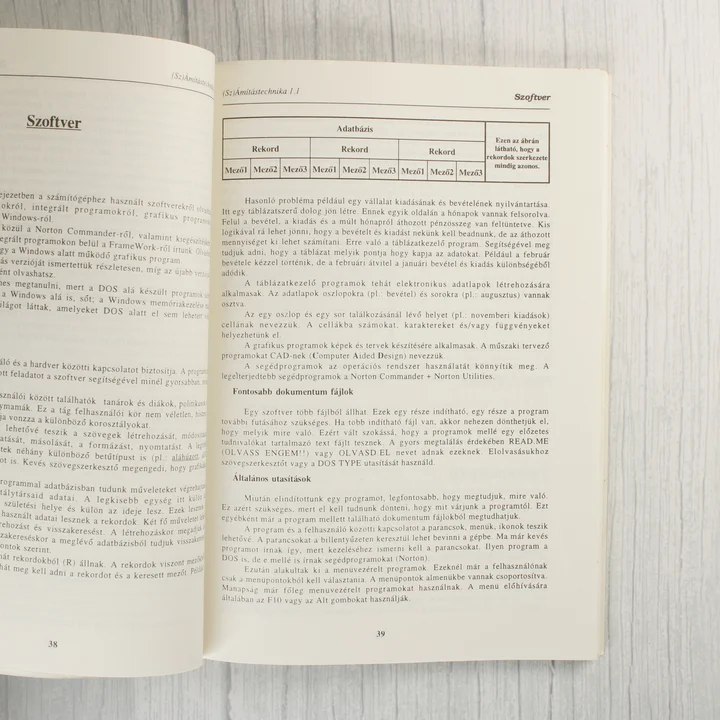 A könyv nyitott oldalai a szoftverekről szóló fejezetnél