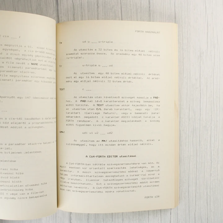 A FORTH könyv egyik belső oldala technikai leírásokkal