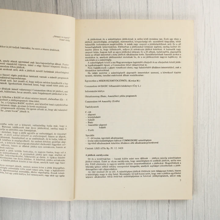 A könyv belső oldalai a tartalomjegyzékkel és bevezető szöveggel.