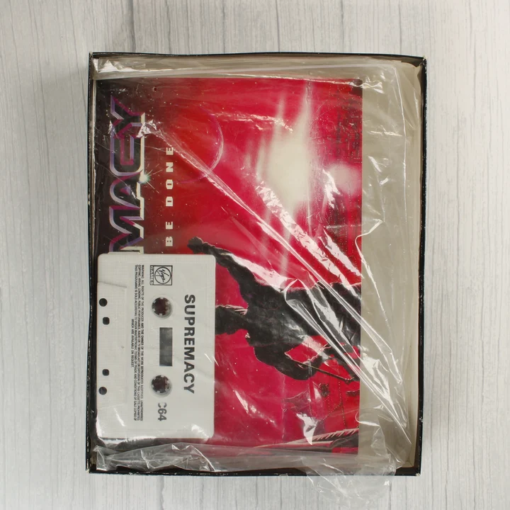 A Supremacy játék kazettája és kézikönyve a nyitott dobozban