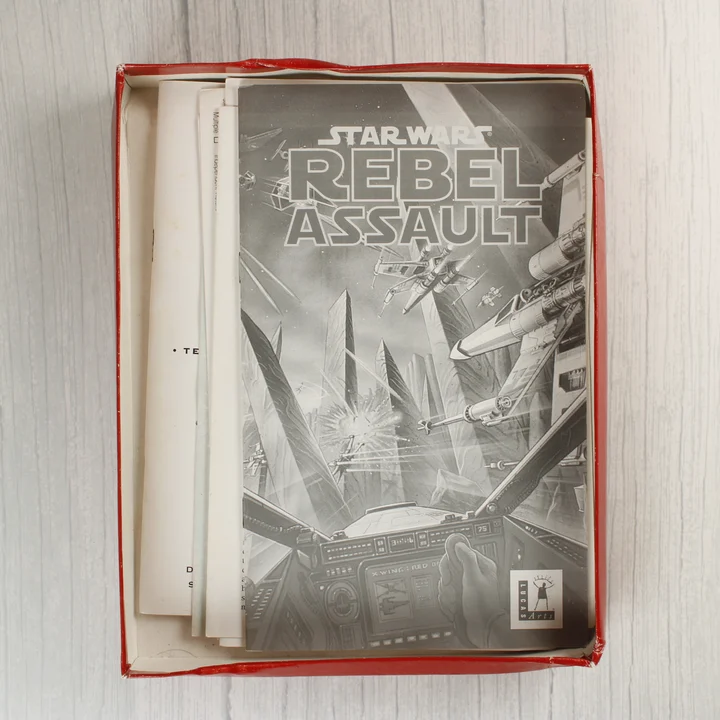 A Star Wars játék dobozának tartalma a kézikönyvvel