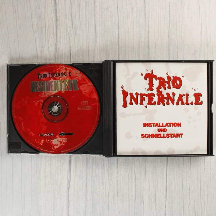 Trio Infernale nyitott CD-tok lemezzel és füzettel