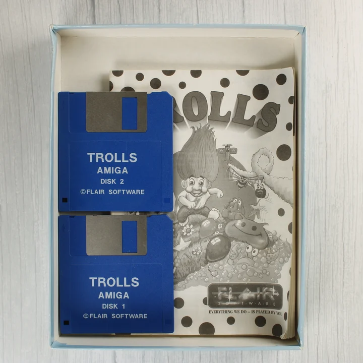 A nyitott doboz tartalma: két kék floppy lemez és a kézikönyv