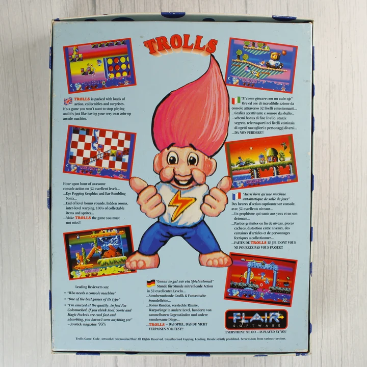 A Trolls videójáték dobozának hátoldala leírásokkal és képekkel