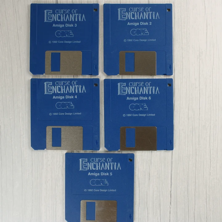 Öt darab kék színű 3,5 colos floppy lemez a Curse of Enchantia játékhoz.