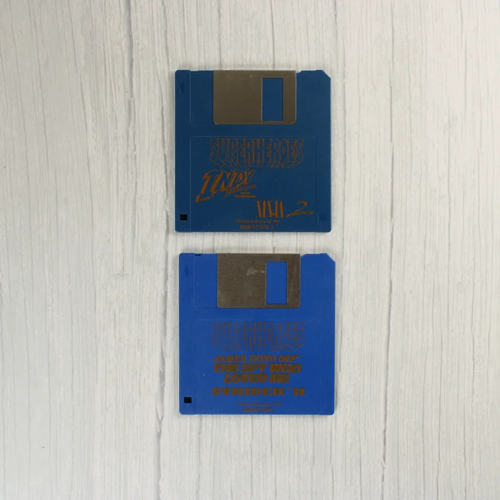 Két kék floppy lemez a játékokkal