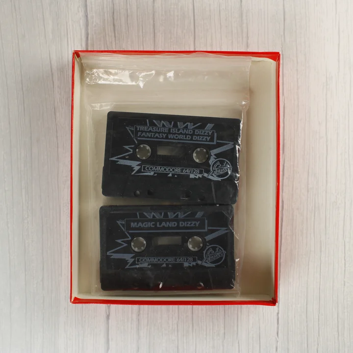 Dizzy Collection C64 kazetták Két fekete kazetta a Dizzy Collection dobozában