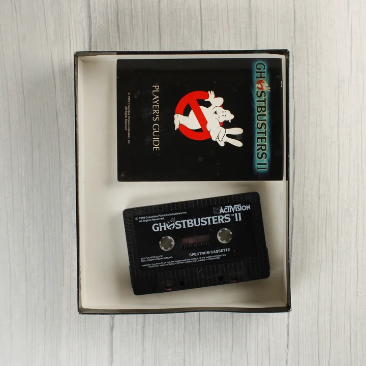 A nyitott doboz tartalma: magnókazetta és használati útmutató