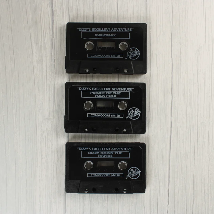 Három fekete Commodore 64 kazetta a Dizzy válogatásból