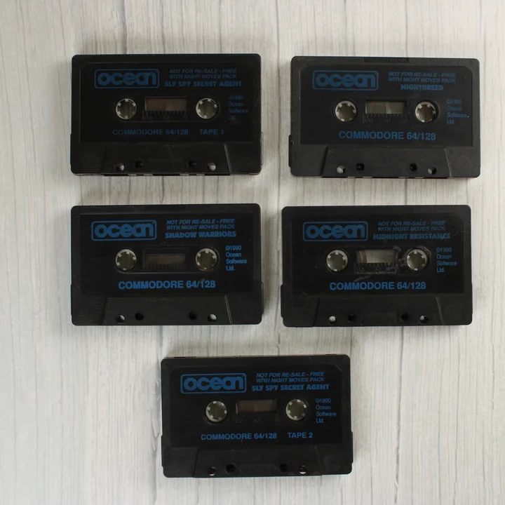 Öt darab fekete Commodore 64 magnókazetta