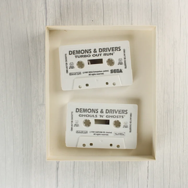 Két fehér Commodore 64 magnókazetta a dobozban