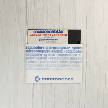 Commodore 64 Arcade Extravaganzer floppy lemez a védőtasakjában